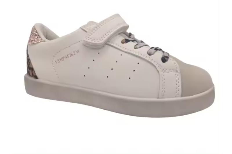 Zapatillas blancas para niña con detalles dorados y cierre de velcro Modelo C1504 Tallas 27 a 32 Bubble kids