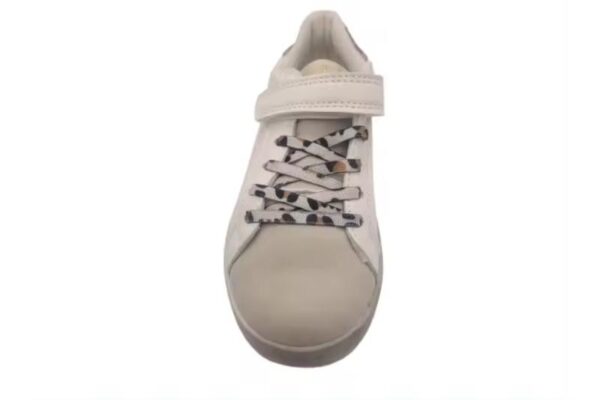 Zapatillas blancas para niña con detalles dorados y cierre de velcro Modelo C1504 Tallas 27 a 32 Bubble kids - Image 3