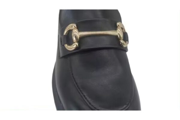 Mocasines de mujer negros con tacón ancho y adorno dorado Tallas 36 a 41 Modelo M2444 Katosines - Imagen 2