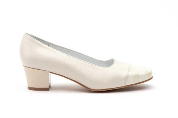 Zapatos de mujer de piel beige con tacón medio y puntera contrastada Hecho en España Tallas 36 a 41 Modelo 5584 Jam - Imagen 4