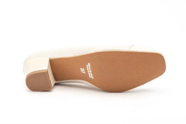 Zapatos de mujer de piel beige con tacón medio y puntera contrastada Hecho en España Tallas 36 a 41 Modelo 5584 Jam - Imagen 3