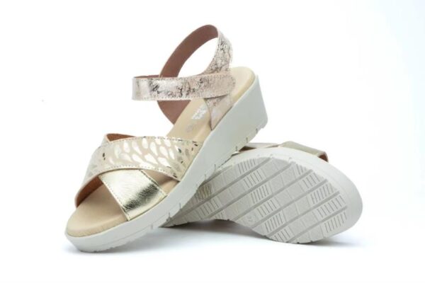 Sandalias de cuña para mujer con velcro y detalle metalizado Hecho en España Modelo 3136 Tallas 36 a 41 Jam - Imagen 3