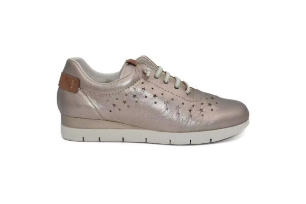 Zapatillas de mujer en piel con troquelado de estrellas Calzado cómodo y casual Hecho en España Tallas 35 a 41 Modelo 4092 Tekila - Imagen 5