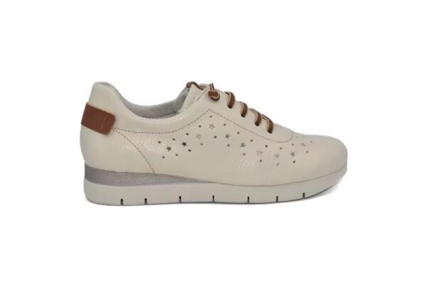 Zapatillas de mujer en piel con troquelado de estrellas Calzado cómodo y casual Hecho en España Tallas 35 a 41 Modelo 4092 Tekila