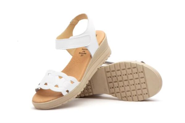 Sandalias de cuña blancas para mujer con cierre de velcro Hecho en España Modelo E648 Tallas 36 a 41 Alto Estilo - Image 3